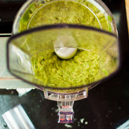 Preparazione del pesto di asparagi nel mixer