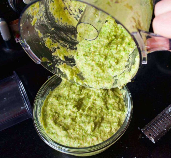 Come invasare il pesto di asparagi e noci Invasamento del pesto di asparagi e noci appena fatto