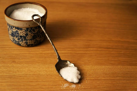 Zucchero bianco in cucchiaino di metallo