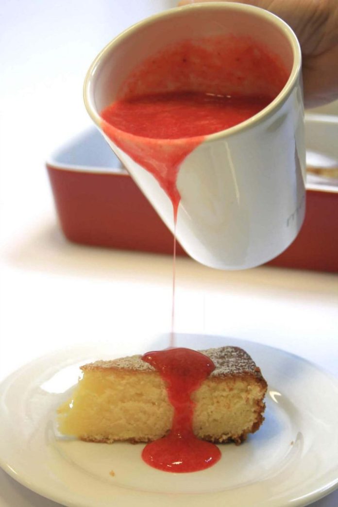 Coulis di fragole versata su fetta di torta