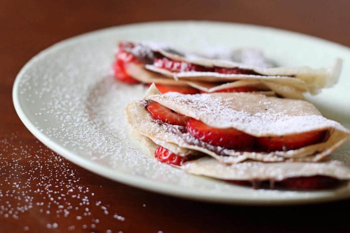 Crepes alle fragole con cioccolato nel piatto