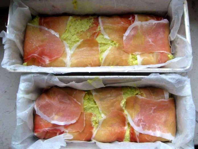 Flan di asparagi, piselli e speck crudo nelle stampo