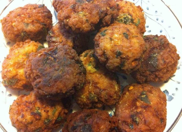 Le crocchette di carne e patate al forno sono mobide all'interno e ben dorateall'esterno Polpette di carne e patate al forno morbide dentro e dorate fuori