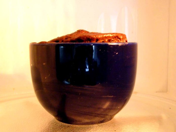 Torta in tazza al cioccolato appena fatta