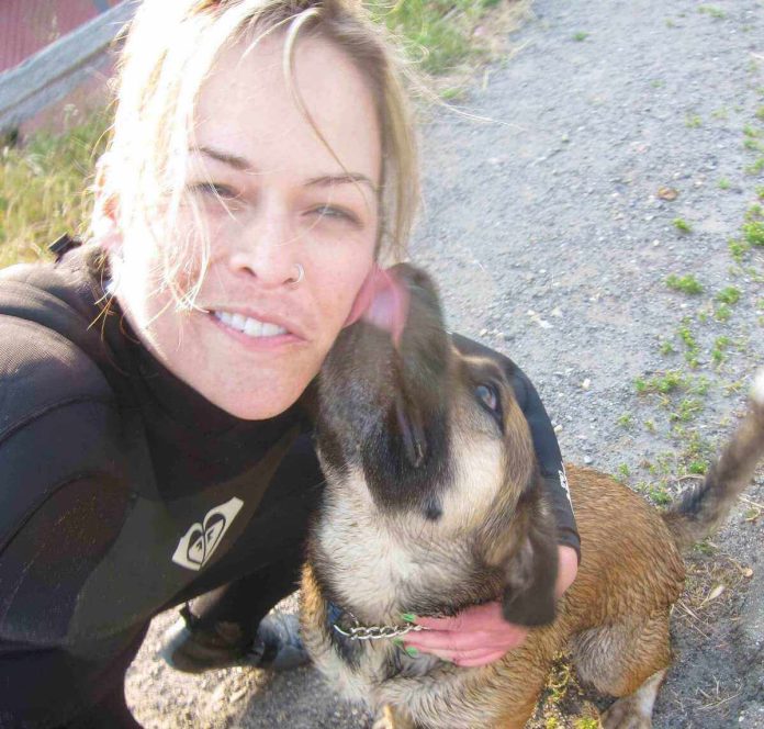 Cane che lecca la guancia della padrona