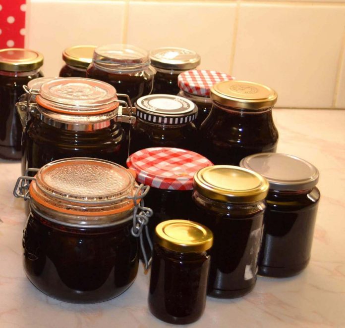 Confettura di gelsi neri della nonna invasata Vasi di vetro contenenti confettura di gelsi neri della nonna