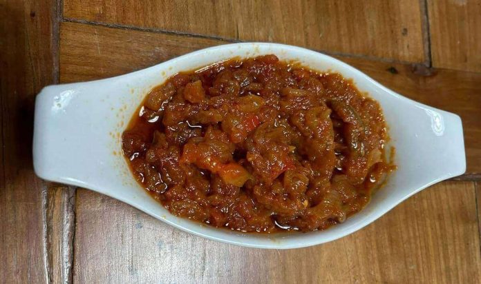 Salsa ferrarese in salsiera di ceramica bianca