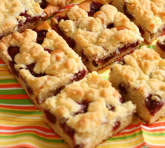 Torta crumble alle ciliegie tagliata a quadrotti