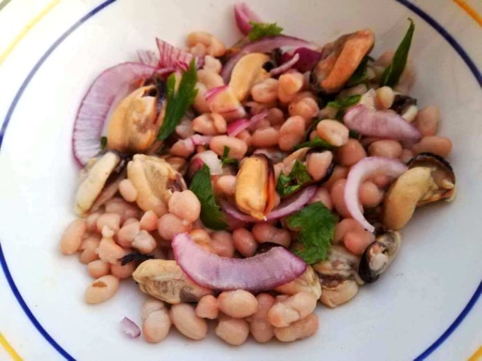 Gustosa insalata di cozze, fagioli e cipolle fatta in soli 20 minuti Insalata di cozze, fagioli e cipolle velocissima