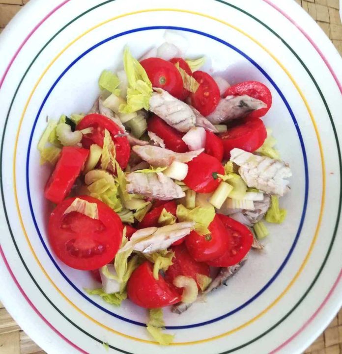 Sgombri alla catalana con verdure di stagione nel piatto