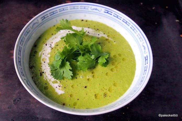 Aspetto del gazpacho di avocado e cetrioli privo di cipolla ed aglio Gazpacho di avocado e cetrioli appena fatto senza aglio e cipolla