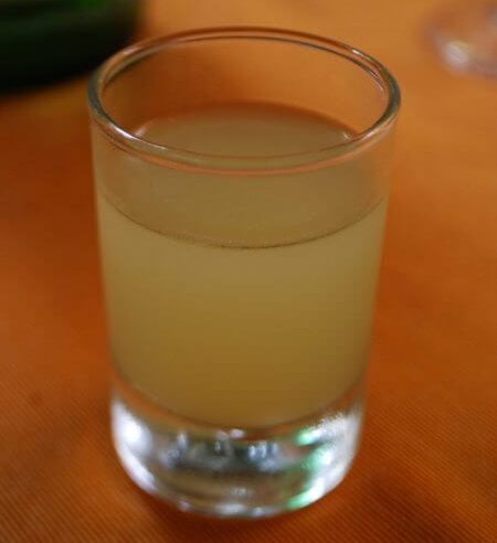 Bicchierino contenente limoncello