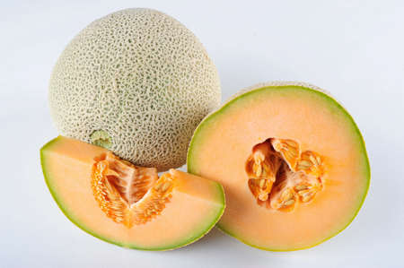 Melone cantalupo intero e melone cantalupo aperto