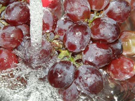 Come lavare l'uva nell'acqua corrente