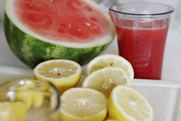 Limonata all'anguria vicino ai frutti necessari per farla
