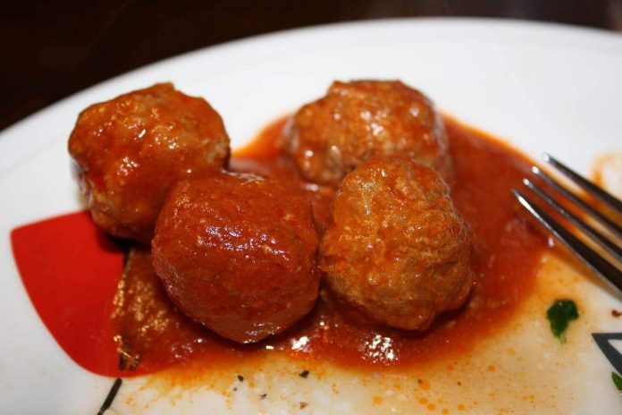 Polpette di pane non fritte al sugo di pomodoro