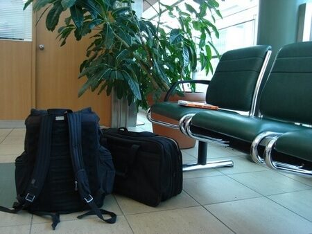 Borsone vicino a zainetto sul pavimento di aeroporto