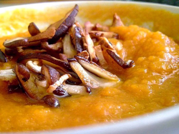 crema-zucca-funghi-patate Vellutata di zucca, funghi e patate in piatto fondo