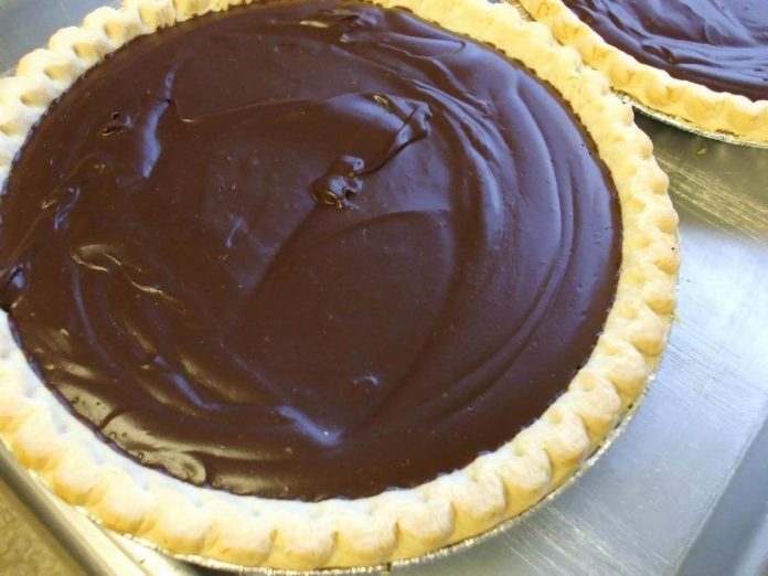 Crostata farcita con zucca, mandorle e amaretti con glassa al cioccolato