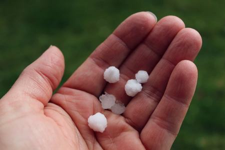 Chicchi di grandine piccoli in mano maschile