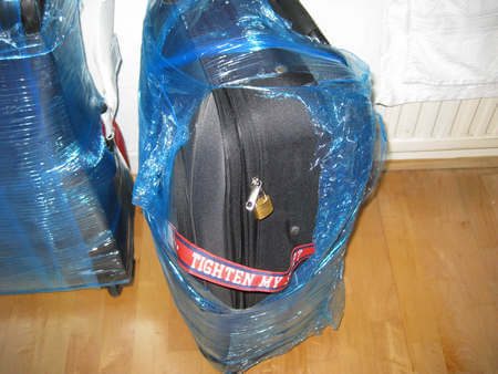 Incellofanatura da bagaglio danneggiata nel tentativo di manometterlo