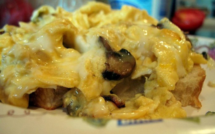 Uova strapazzate ai funghi cucinate senza burro e latte