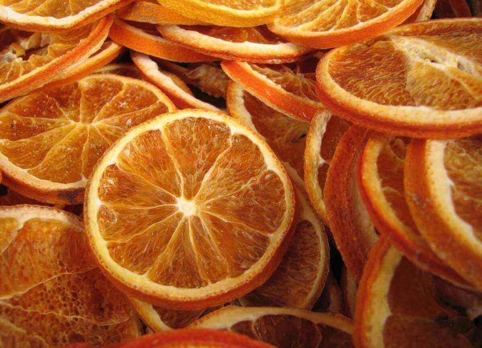 Fette di arance essiccate nel microonde perfettamente