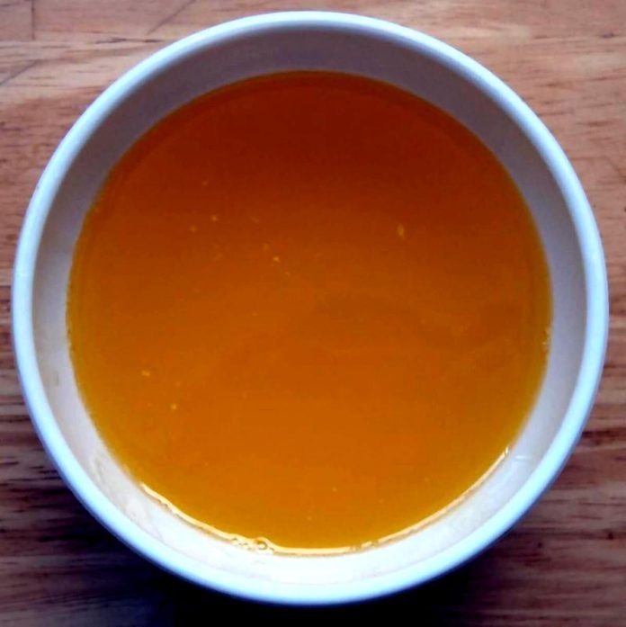 Burro nocciola in ciotola di ceramica