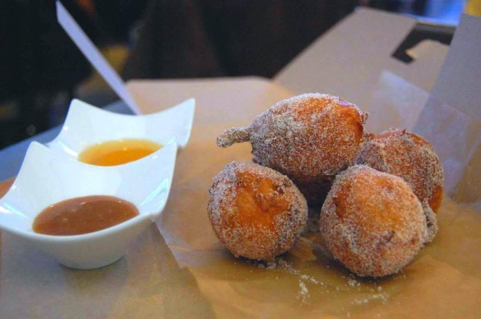 Frittelle di San Martino siciliane accompagnate da confetture