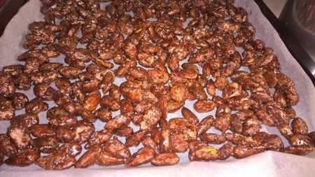 Mandorle pralinate lasciate raffreddare distanziate tra di loro nella teglia