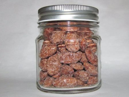 Mandorle pralinate chiuse ermeticamente in barattolo di vetro