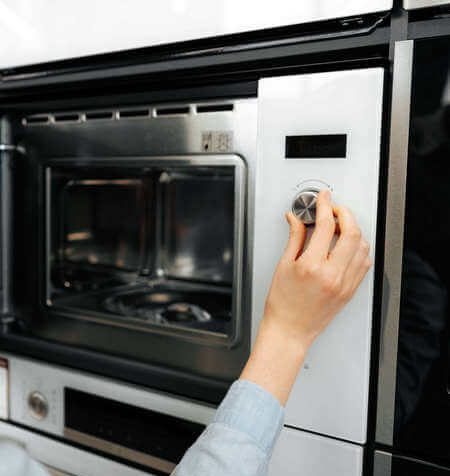 Donna regola manualmente la potenza del microonde