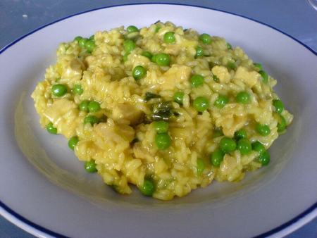 Risotto allo zafferano con piselli saporito e cremoso