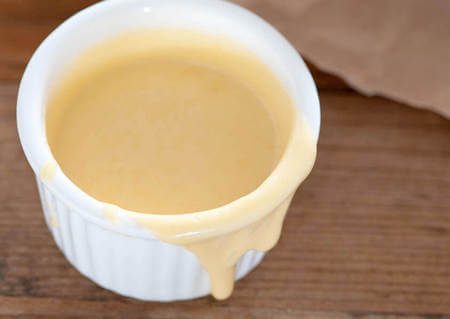  Sauce béarnaise francese in ciotola bianca