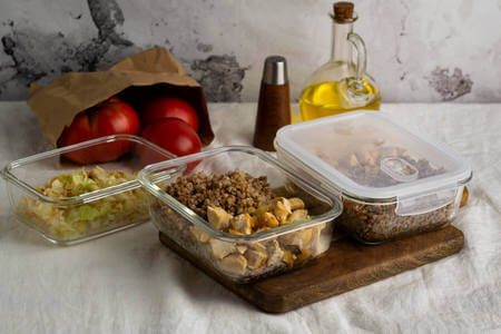 Cibi messi in contenitori per alimenti