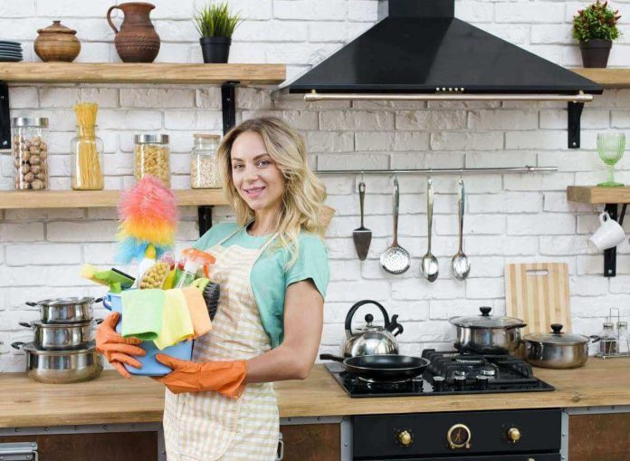 Donna soddisfatta per aver finito di pulire la cucina dopo un pranzo