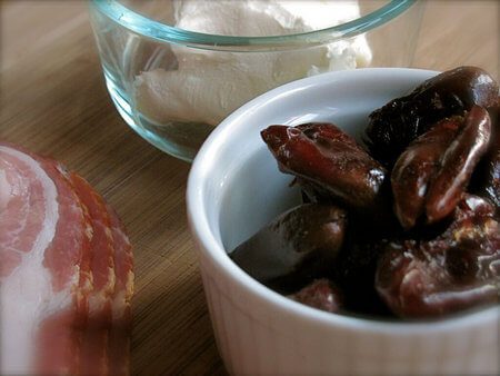 Datteri, pancetta e formaggio caprino spalmabile pronti per essere impiegati nella preparazione degli involtini natalizi