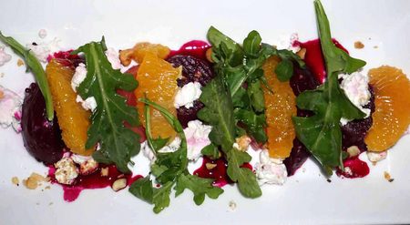 Aspetto dell'insalata di barbabietole, formaggio caprino, rucola e mandaranci