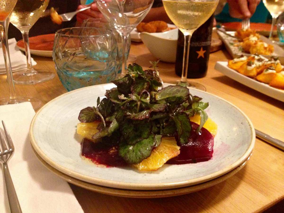 Insalata di Natale veloce e gourmet a base di arance, barbabietole e lattuga lollo