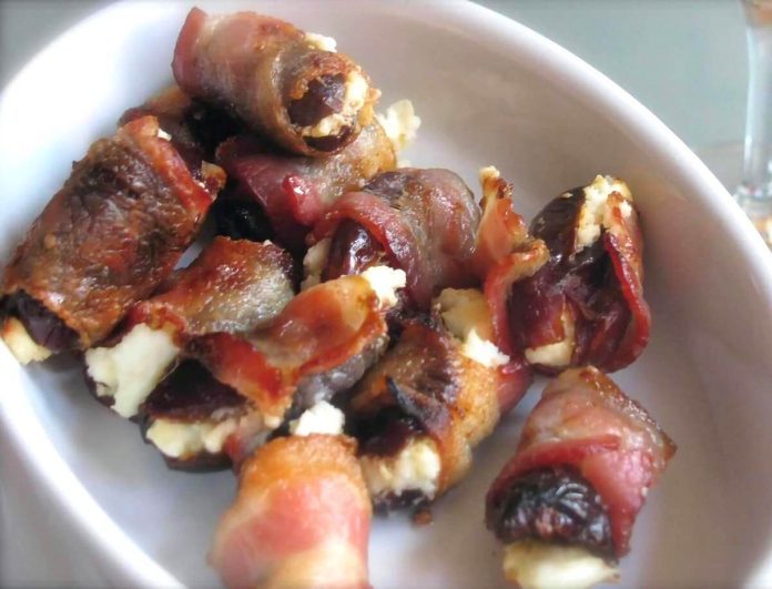 Involtini di datteri, pancetta e formaggio caprino in pirofila di ceramica bianca