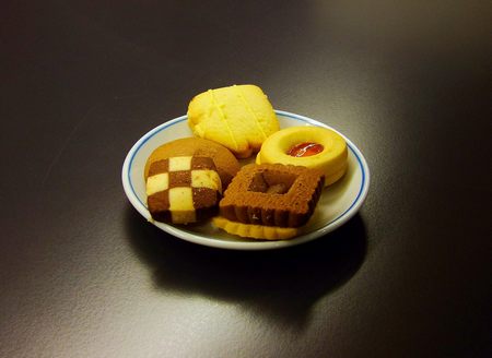 Biscotti assortiti su piattino