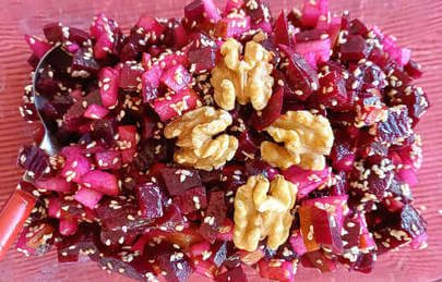 Insalata di pere, barbabietole e noci spolverata con sesamo tostato
