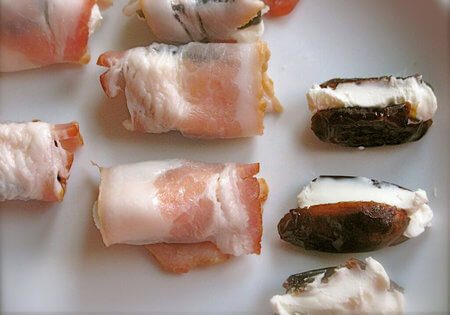 Come farcire i datteri col caprino e come avvolgerli nella pancetta