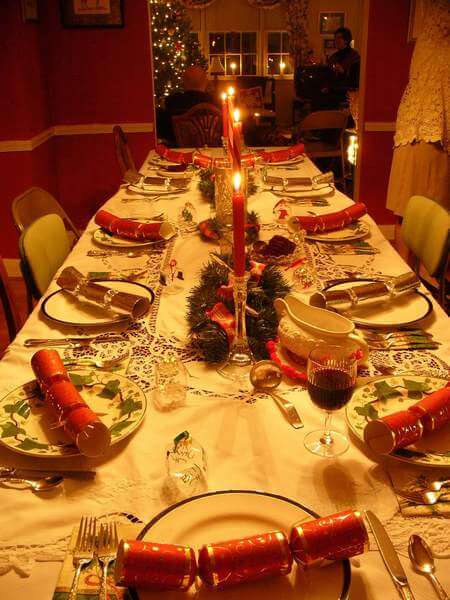 Tavola apparecchiata per la cena della Vigilia di Natale