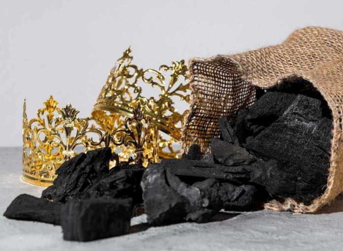 Carbone dolce della Befana fatto in casa dentro a sacchetto di juta