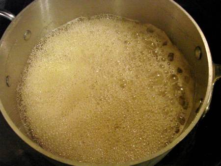 Sciroppo di zucchero bolle nel pentolino
