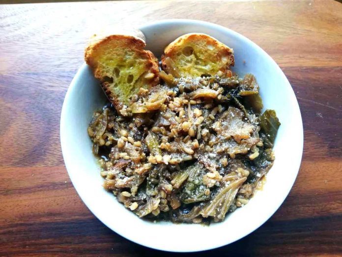 Aspetto della minestra di verza e orzo senza patate