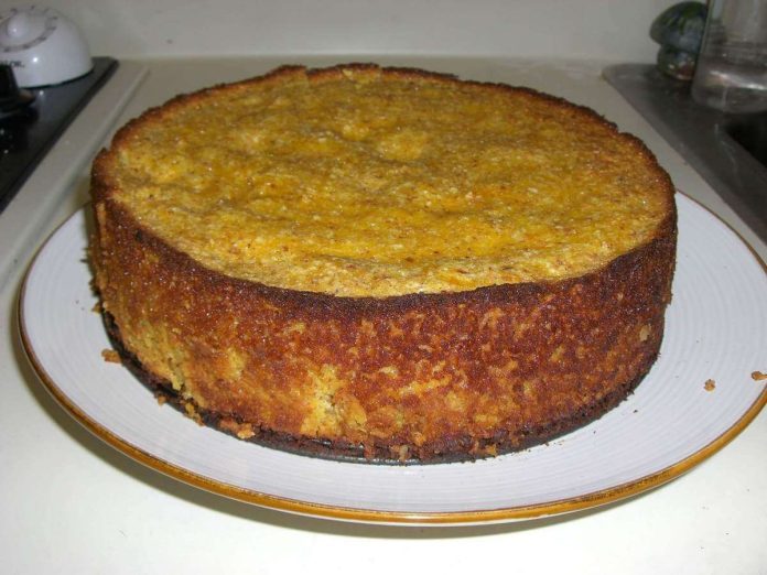 Pan di mandarino appena sformato sul piatto di portata