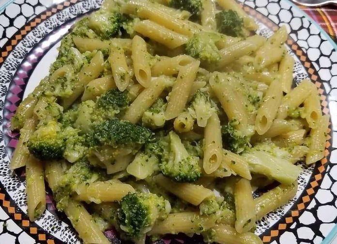 Pasta con broccoli e acciughe fatta secondo la ricetta calabrese