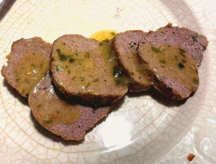 Polpettone al limone affettato nel piatto